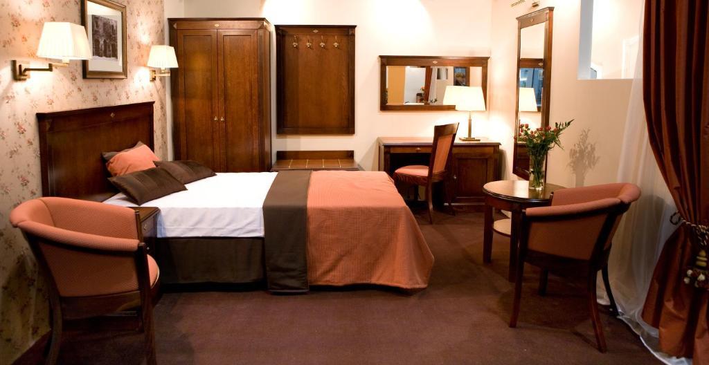 ياروتْشين Hotel Kasyno الغرفة الصورة